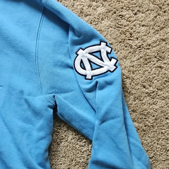 UNC Light Blue Sweatshirt, Size M - Picture 4 of 6
